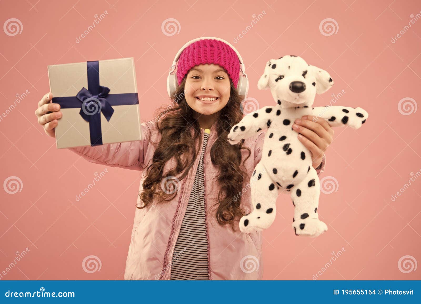 Mejores Regalos Para Chicas Adolescentes. Una Colegiala Elegante Juega Con  Juguete De Perro Y Sostiene Caja De Regalo. Pequeña Cos Foto de archivo -  Imagen de escuela, poco: 195655164