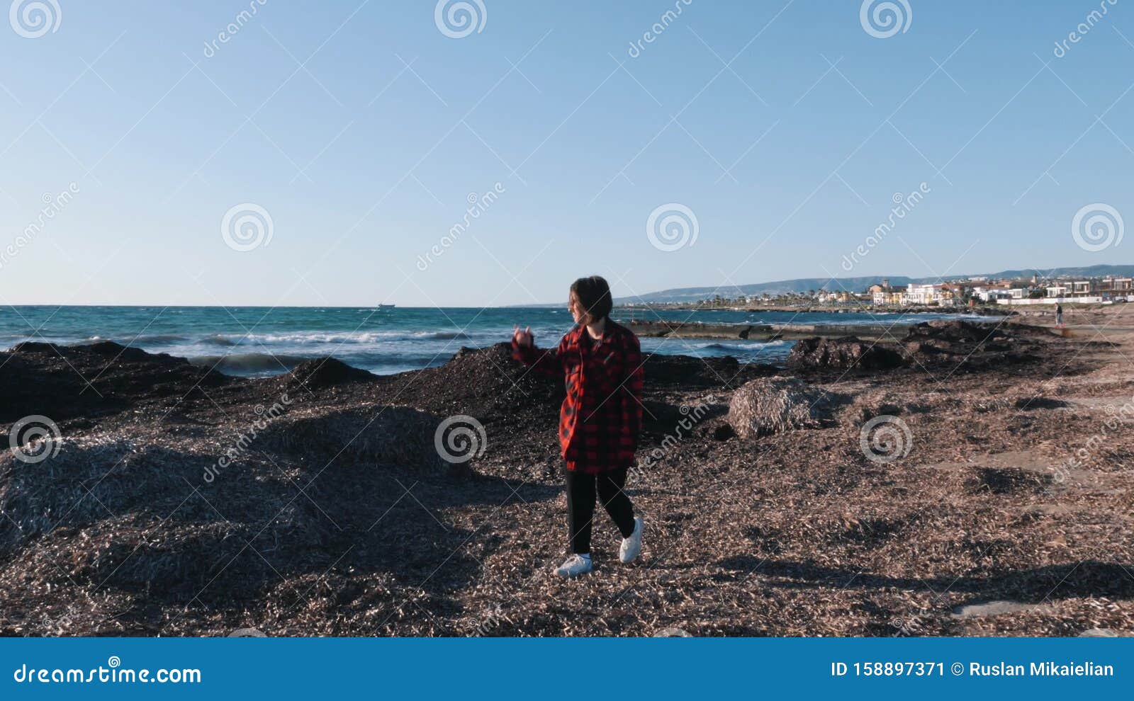 Fundo Mulher Sentada Na Costa Rochosa Mulher Triste Segurando Foto