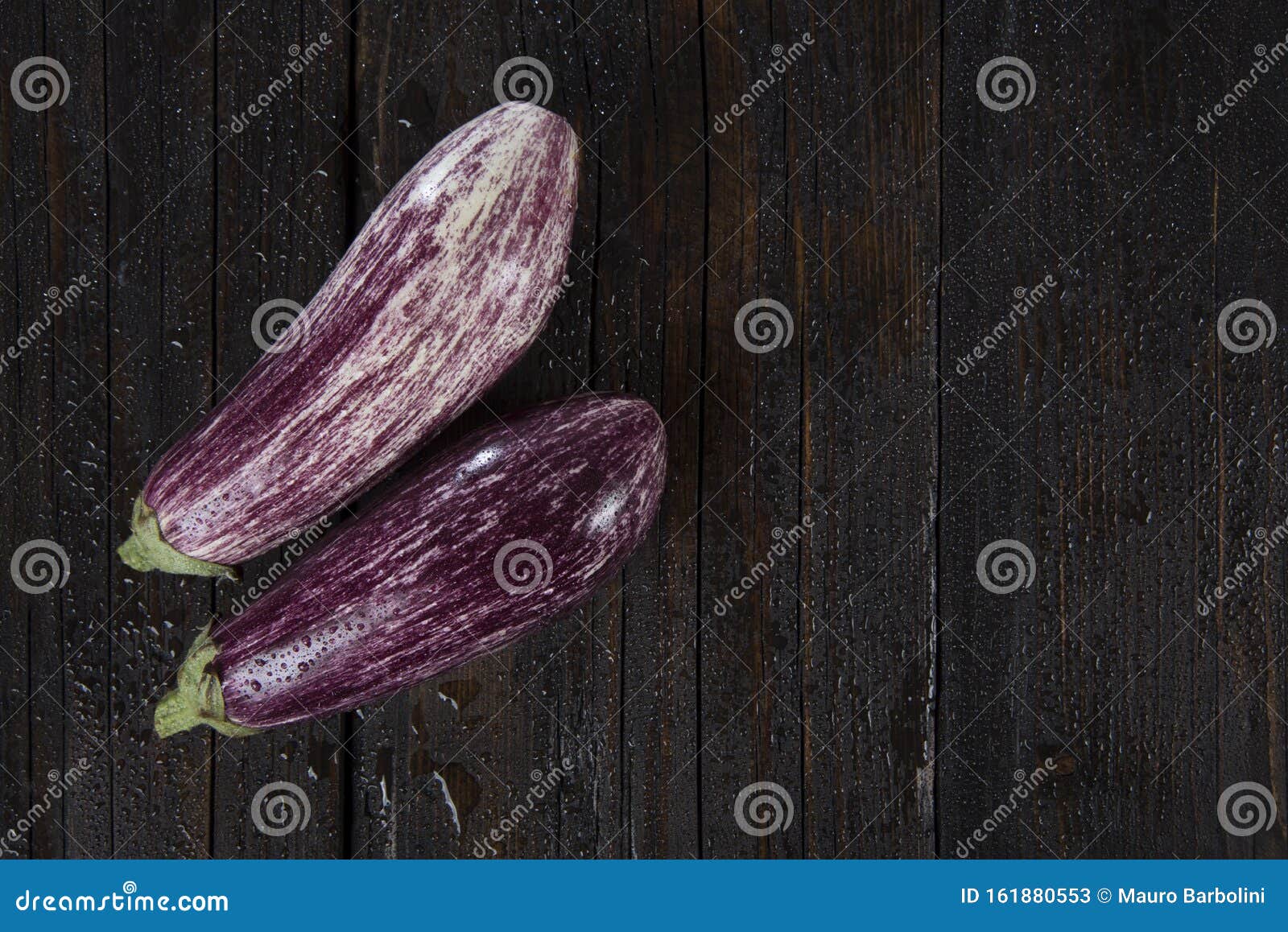 melanzane viola bagnate sul tavolo di legno