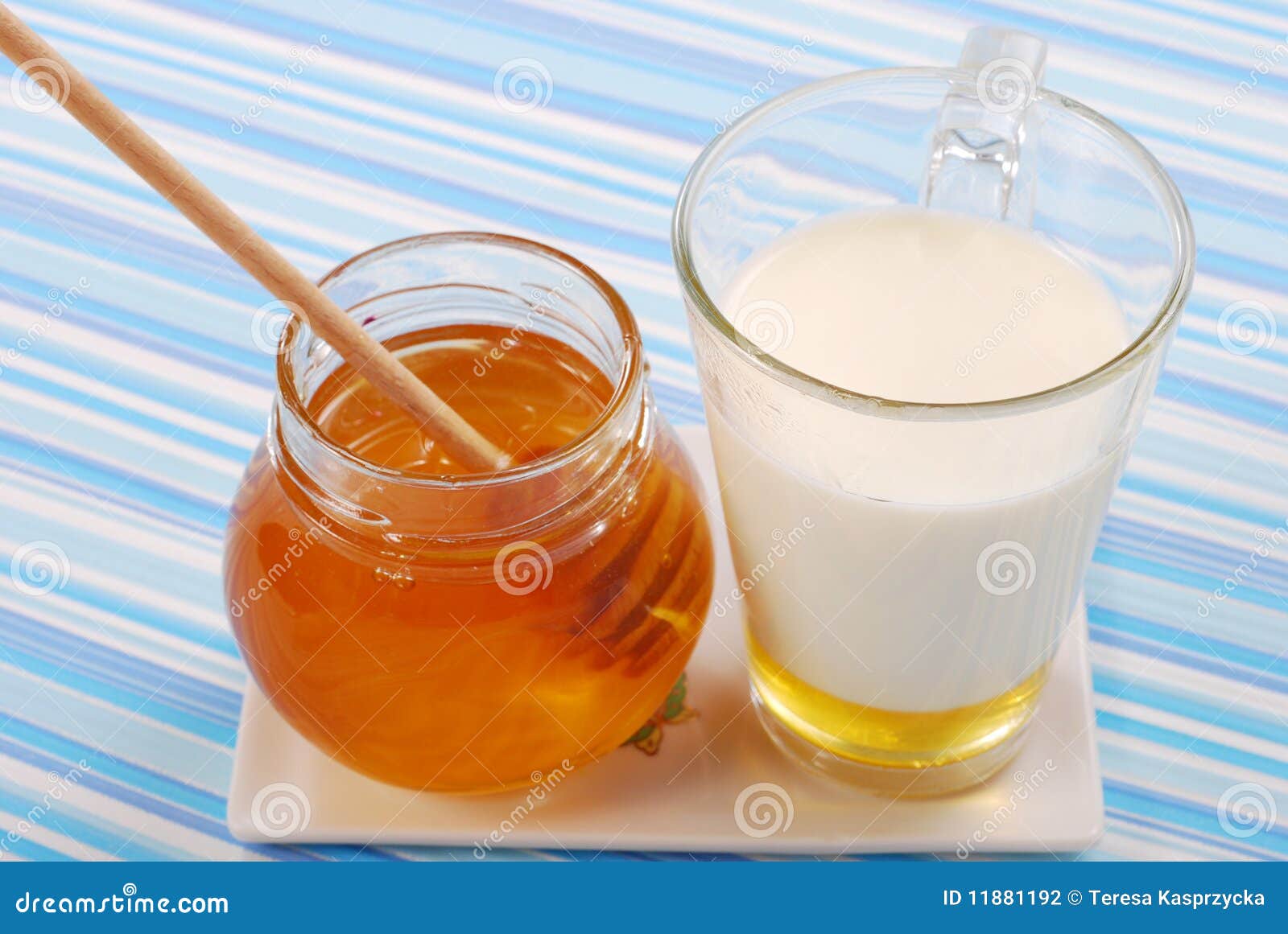 Ongeautoriseerd metaal Vooruitgaan Melk met honing stock foto. Image of geneeskunde, koude - 11881192