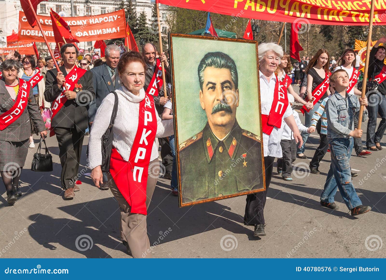 members-kprf-stalin-s-portrait-parade-tyumen-russia-may-victory-day-tyumen-commubist-party-russian-federation-40780576.jpg