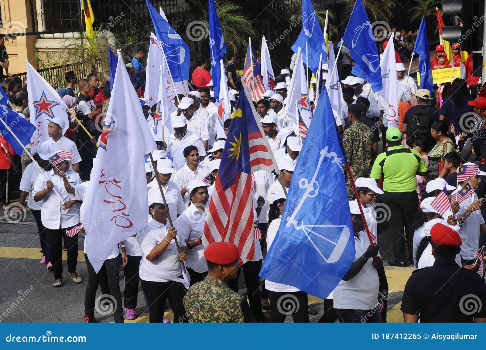 Sfoglia 1.528 malaysia national day parade fotografie stock e immagini disponibili, o avvia una nuova ricerca per scoprire altre fotografie stock e immagini. National Day Parade Malaysia . Members Of Political Party Barisan National Holding Barisan National Flag During Malaysia Independence Day Parade Editorial Image Image Of Person Peace 187412265