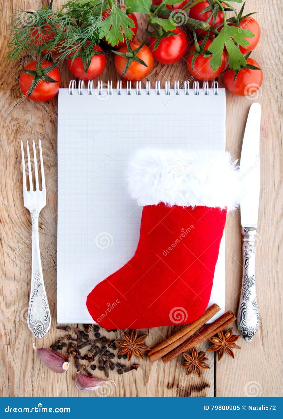 Menukarte Der Frohen Weihnachten Tomaten Knoblauch Petersilie Und Gewurze Auf Dem Holzernen Hintergrund Mit Raum Fur Text Besch Stockbild Bild Von Frohen Knoblauch