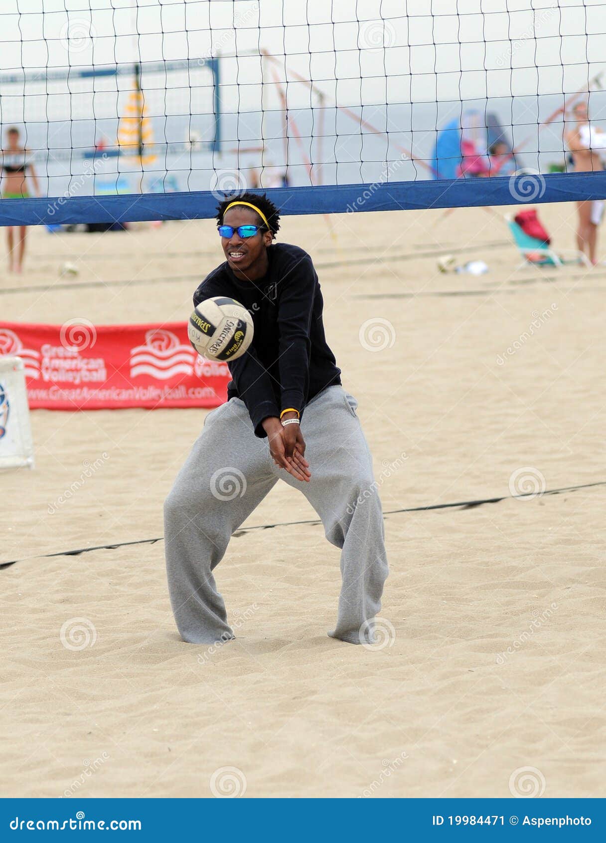 Men playing beach volley ball, Playa del … – License image – 70005127 ❘  lookphotos