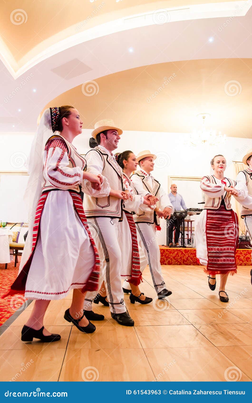 Romanian Women Dancers 44