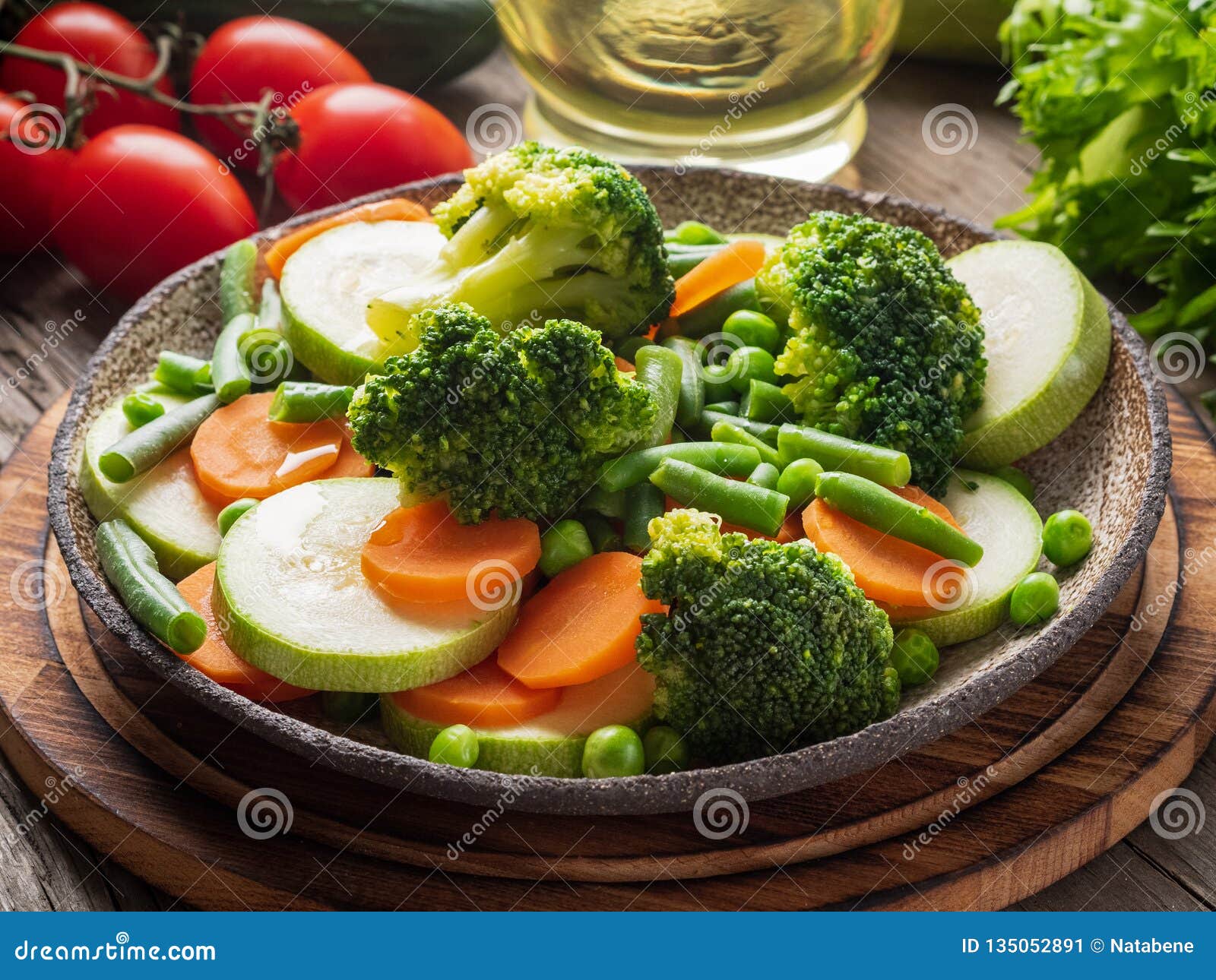 schandaal te binden uitroepen Mengeling Van Gekookte Groenten, Stoomgroenten Voor Dieet Low-calorie Dieet  Broccoli, Wortelen, Bloemkool, Zijaanzicht Stock Afbeelding - Image of  keuken, voetstuk: 135052891