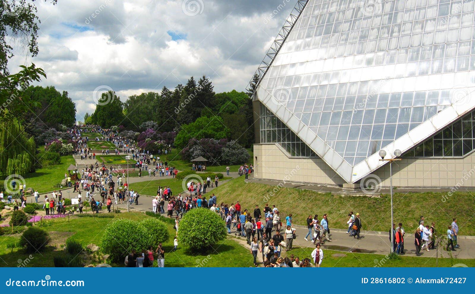 Mengen, die einen Rest im Park von Kyiv haben. Mengen, die einen Rest im Park von Kyiv und von enormen Glasbau haben