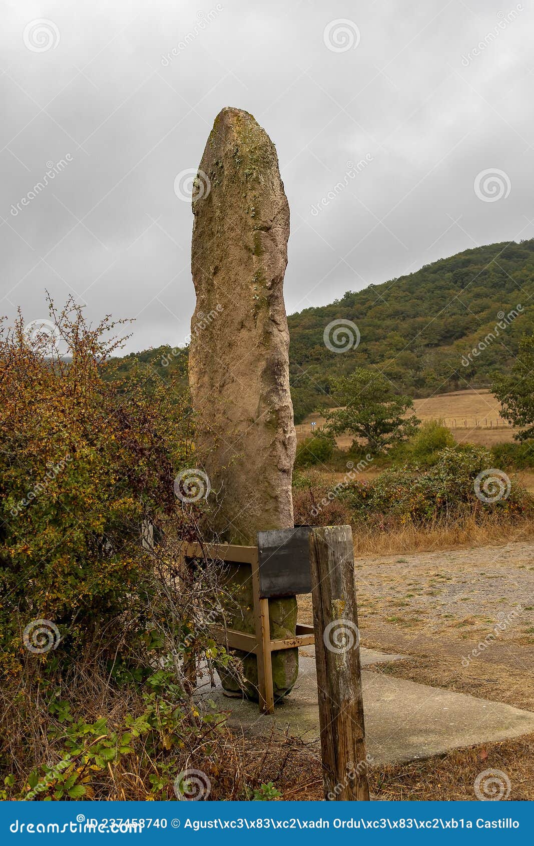 menhir la llaneda is located in pradera la lastra.