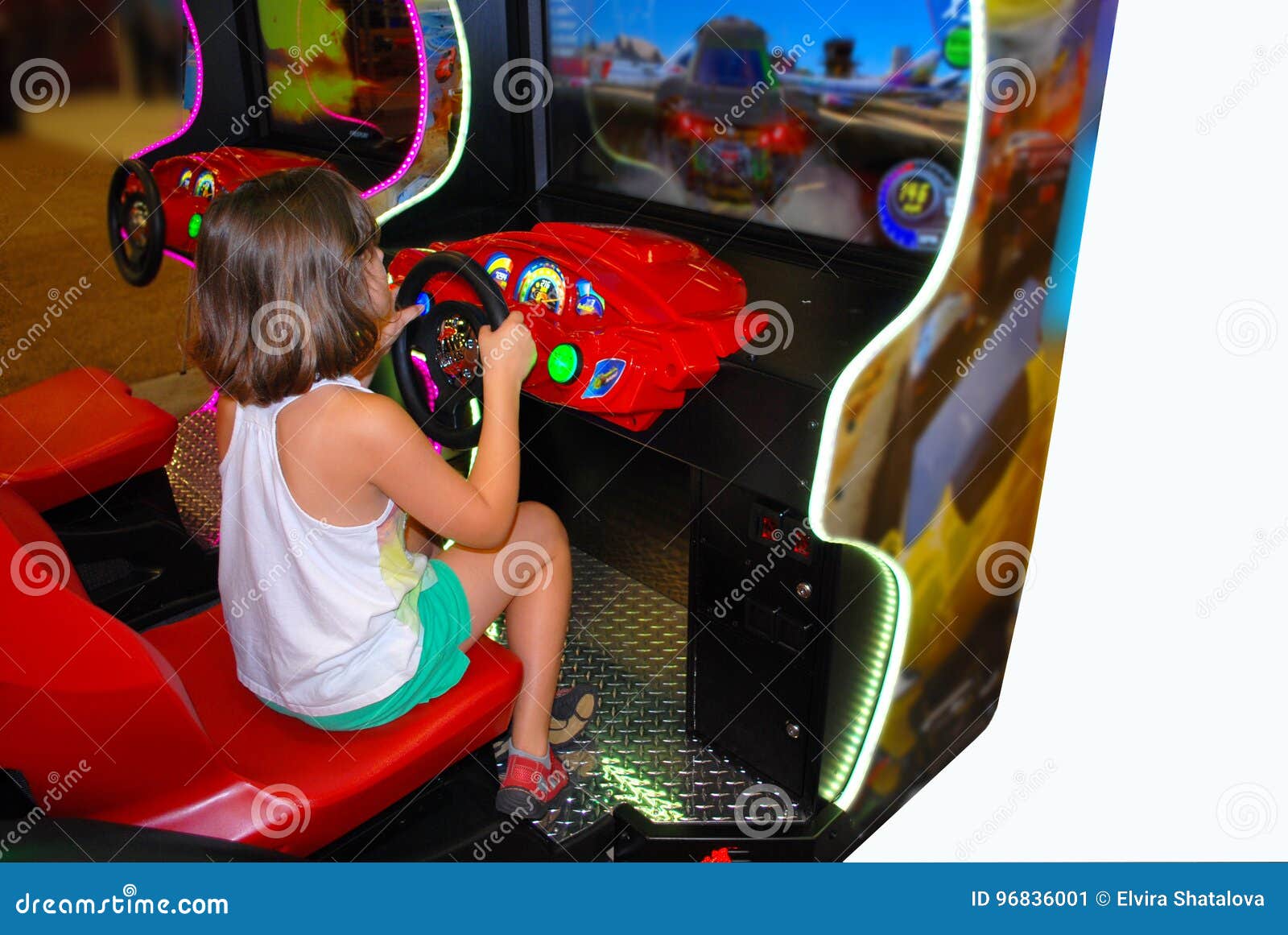 A Menina é Ocupada Com Máquina De Jogo Imagem de Stock - Imagem de  excitamento, divertimento: 96836001