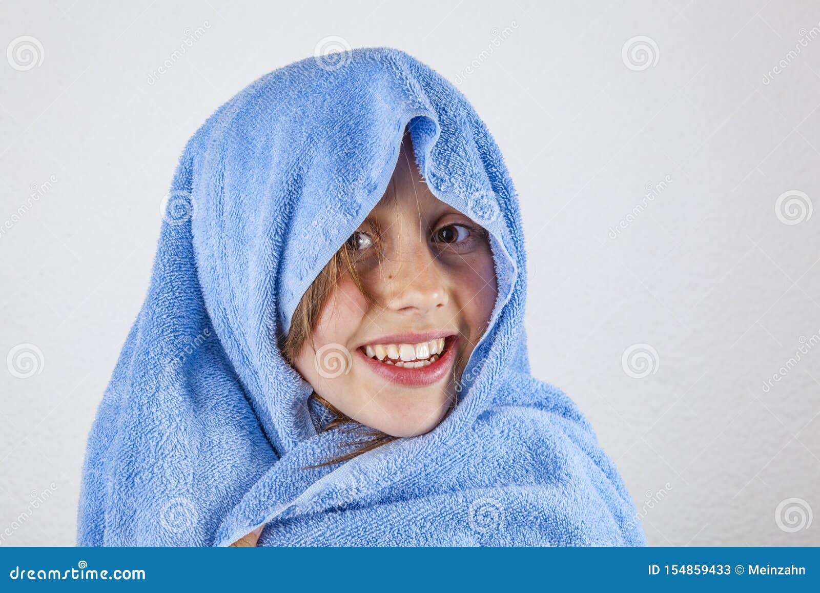 Perfil Da Menina Triste Bonita Em Tons Azuis Foto de Stock - Imagem de  adolescente, bonito: 28042964