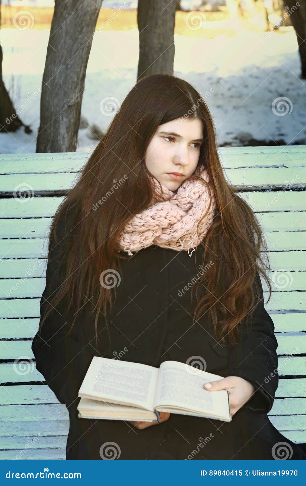 Retrato De Uma Menina Muito Triste Com Cabelo Liso Imagem de Stock - Imagem  de atrativo, bonito: 186040627