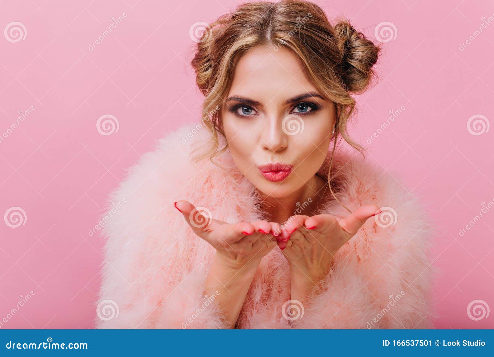 Retrato do modelo de menina bonita com maquiagem de noite e penteado  romântico, tocando a pele dela. lábios rosados