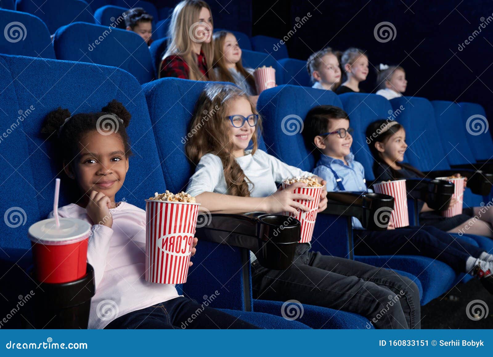 O Garoto Se Chama E Se Apresenta Em Uma Câmera Móvel No Estúdio Para Baixar  E Assistir Vídeos Engraçados Foto de Stock - Imagem de sorriso, grelhas:  232500762