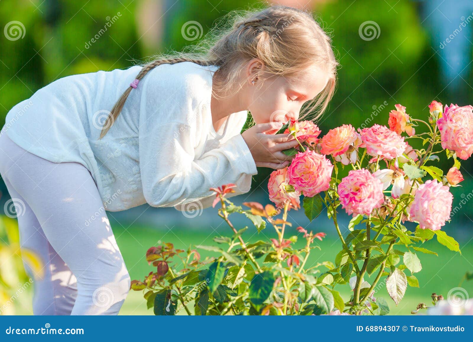 Воздух благоухание. Девушка нюхает цветы в саду. Девочка нюхает цветок. Девочка нюхает цветочек. Девушка нюхает цветы в полный рост.