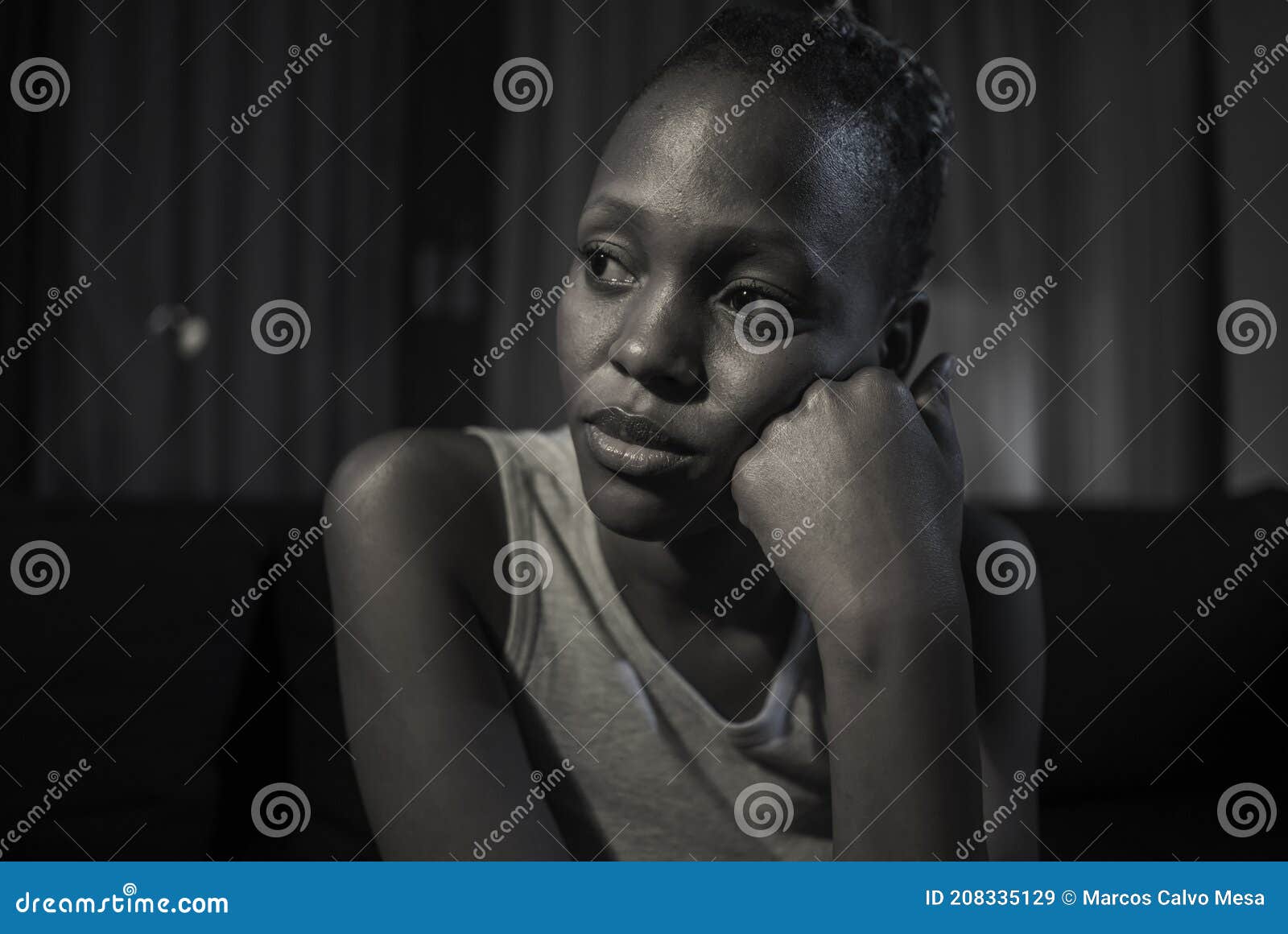 Retrato triste de um jovem africano pensando em preto e branco