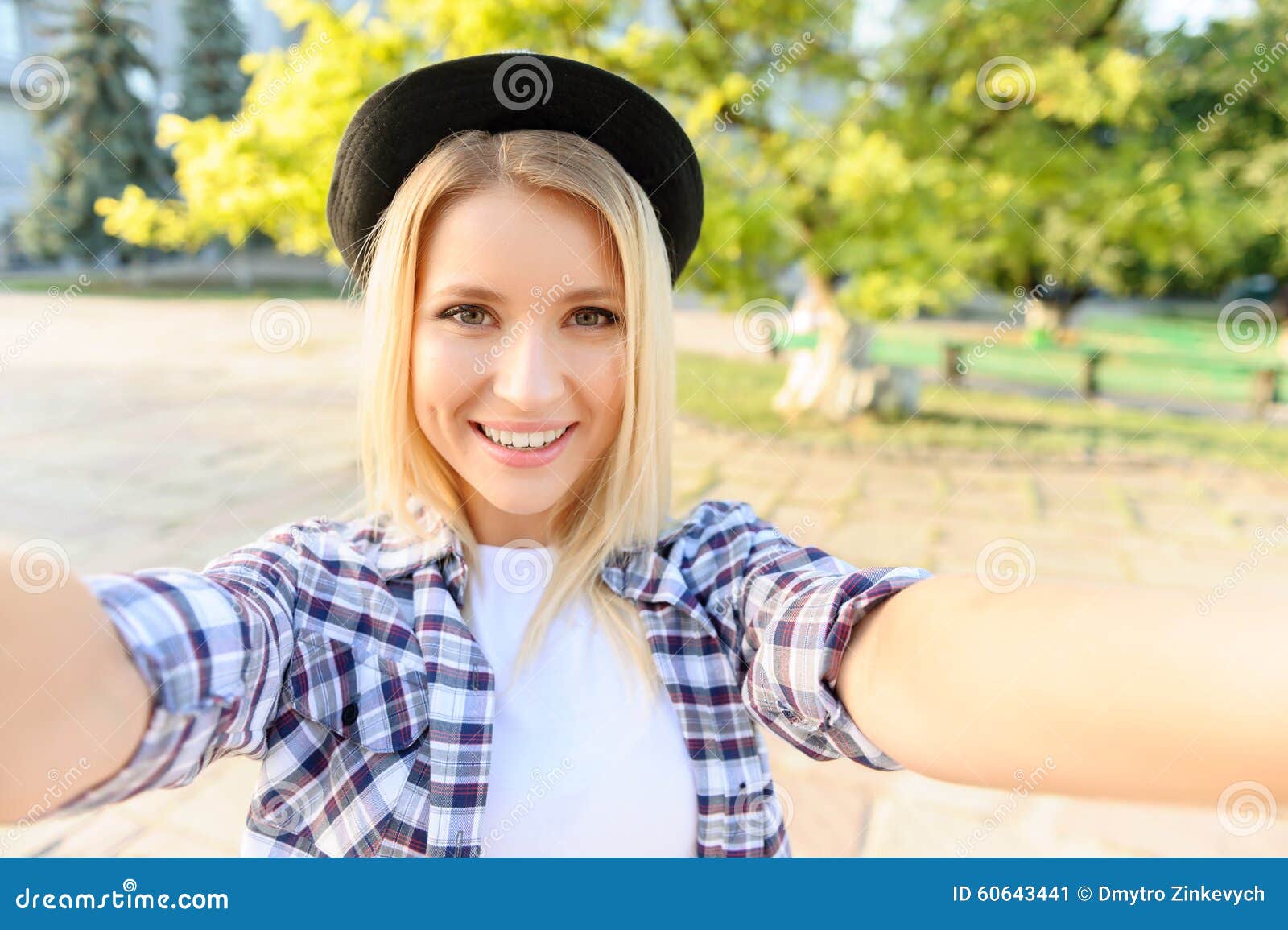 Menina agradável que tem uma caminhada. Novo e bonito Menina bonita exaltada que faz o selfie ao ter uma caminhada em torno da cidade