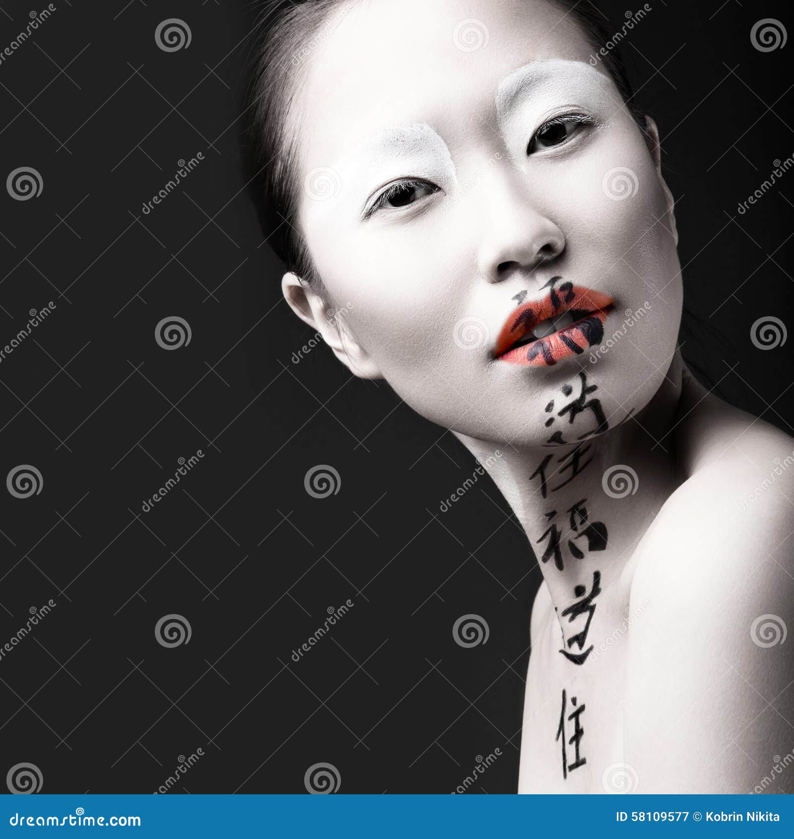 Belo Modelo De Morena Asiática Parece Uma Boneca : Volume Encurra Maquiagem  Clássica E Lábios Sexy. O Rosto Da Beleza. Foto de Stock - Imagem de  glamour, modelo: 173879630