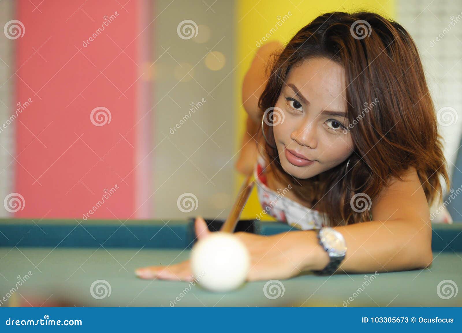 Mulher bonita no bar ao lado da mesa de sinuca, gente jogando