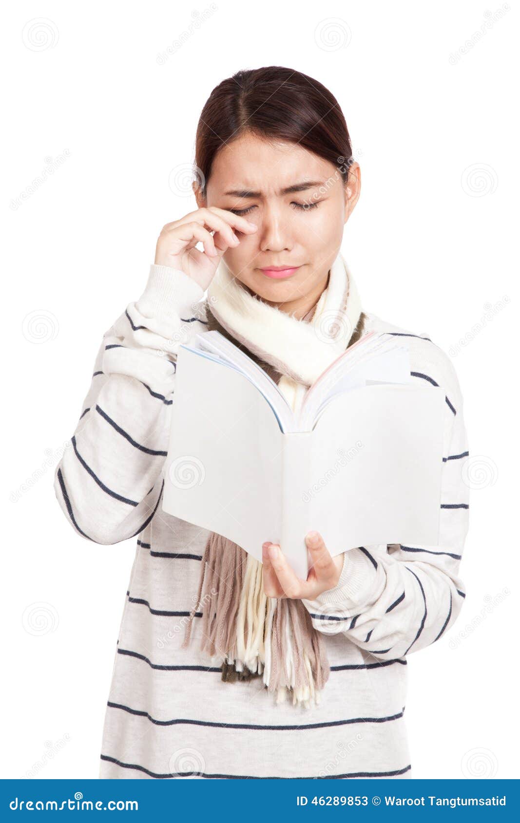 A menina asiática bonita com grito do lenço leu um livro isolado no fundo branco