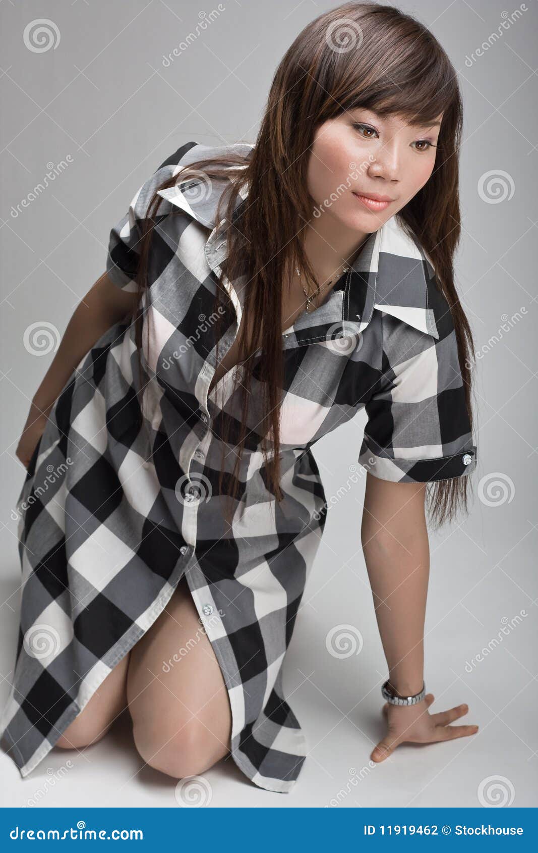 Menina Asiática Quente Que Levanta Em Joelhos Foto De Stock Imagem De Atrativo Chinês 11919462