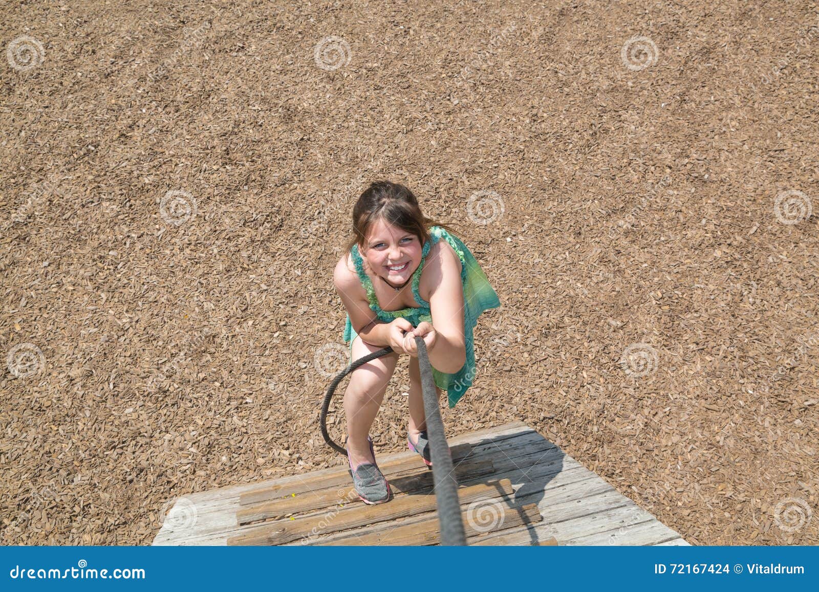 Menina Bonita Com O Jogo Engraçado Das Expressões Da Cara, Escalando Acima  No Escadas De Madeira Foto de Stock - Imagem de exterior, movimentos:  72167424