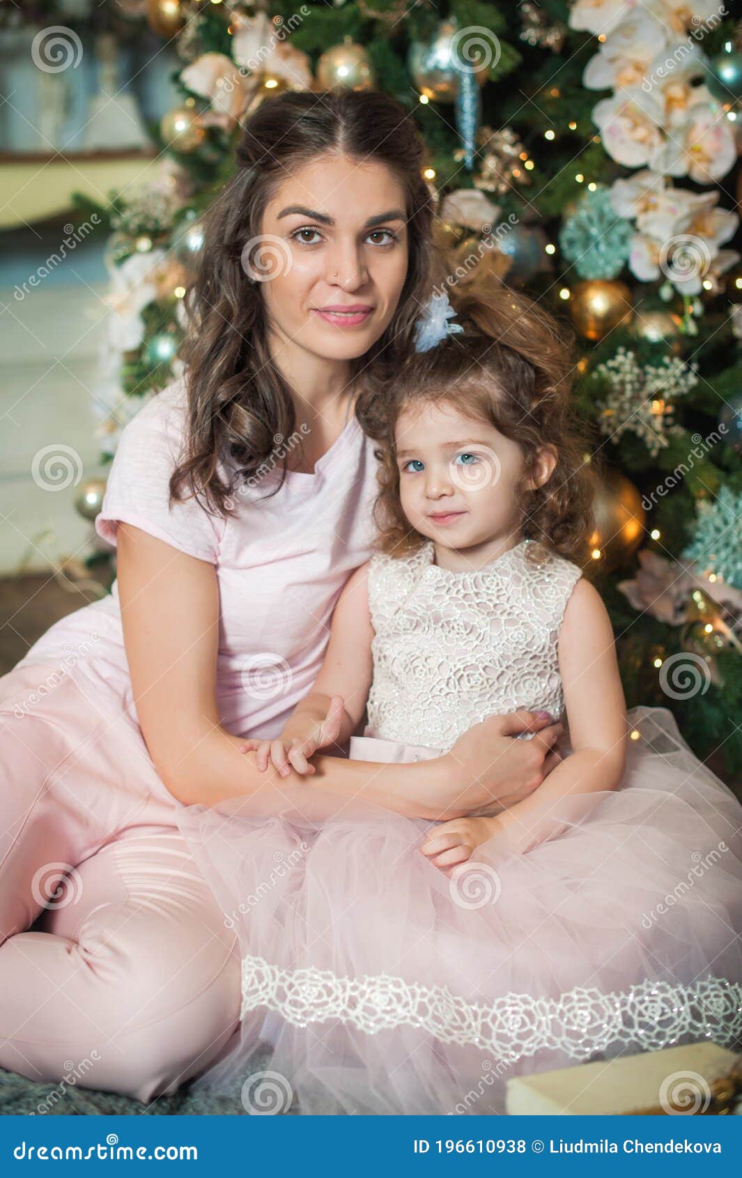 Mulher grávida de pijama com um espelho em um fundo branco meninas mãe