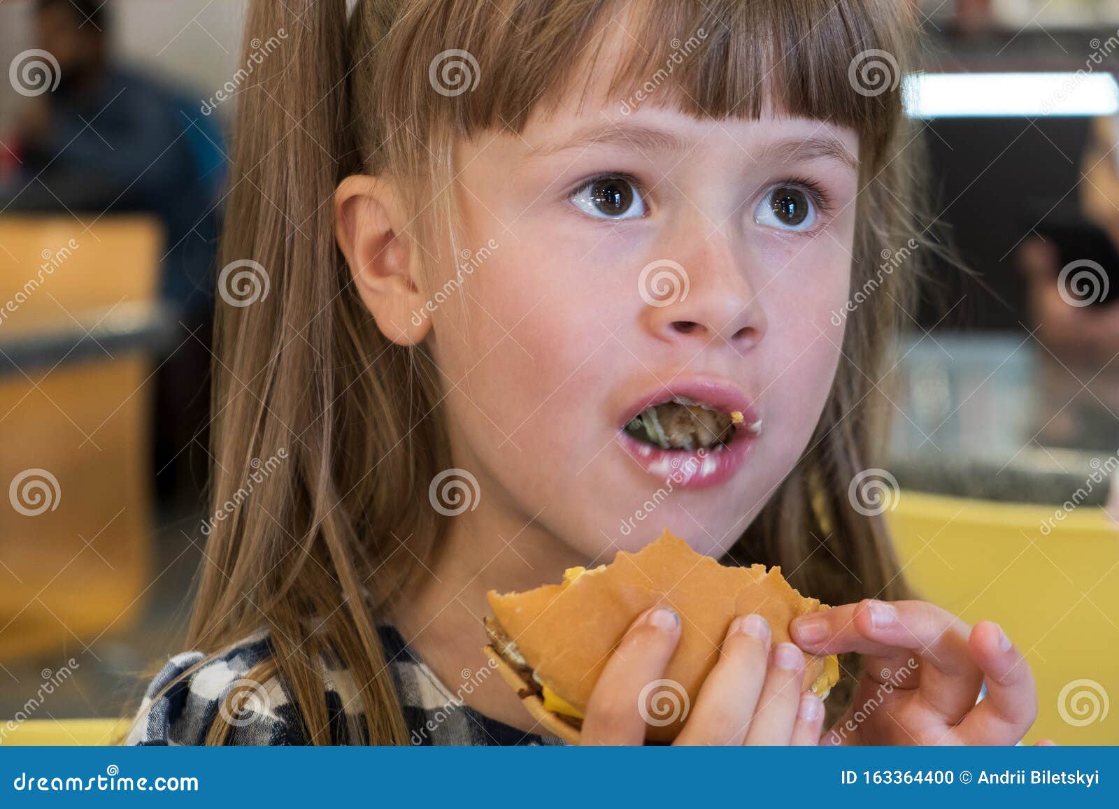 Menina Bonita Comendo Fast Food No Restaurante Do Mcdonalds Foto De