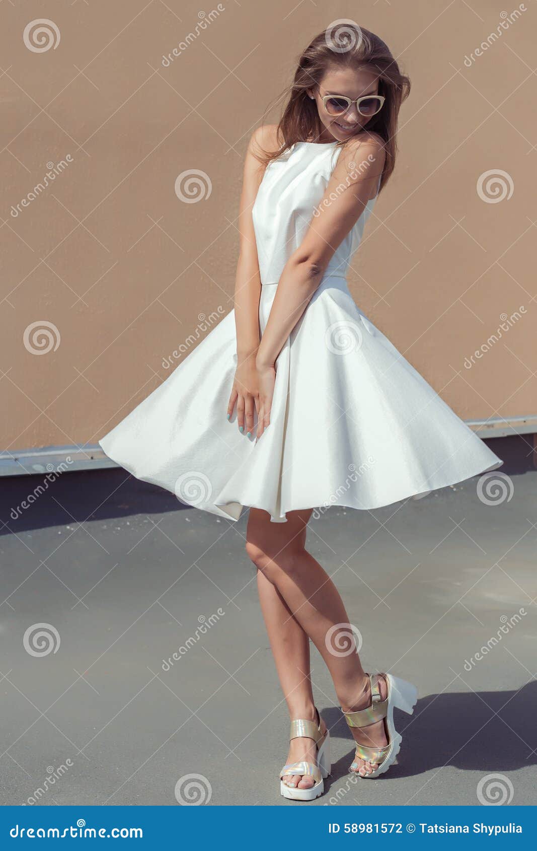 Menina Bonita Vestido Branco Longo Está Girando Perto Espelho