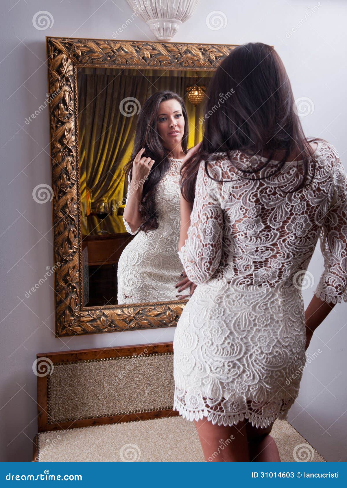 Duas lindas meninas olham no espelho
