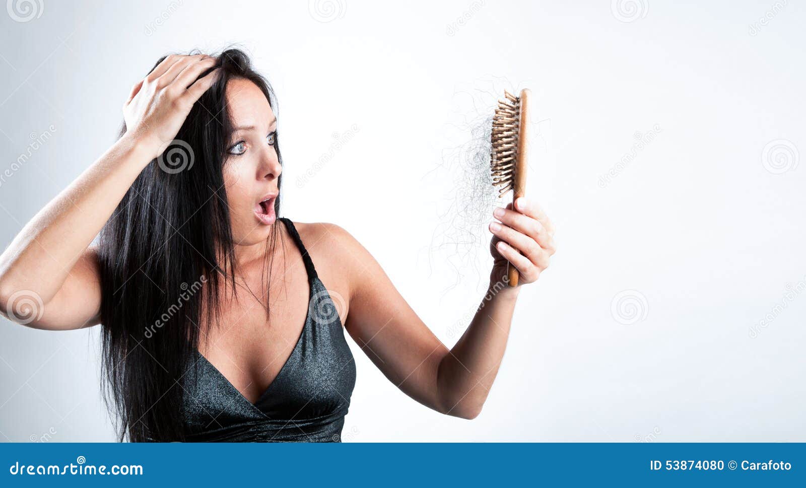 Perfil Bonito Assustado Da Mulher Que Olha Acima Na Obscuridade Vista  Comprimida Do Adolescente Cara Triste Através De Uma Janela Foto de Stock -  Imagem de abandonado, elevado: 140196454