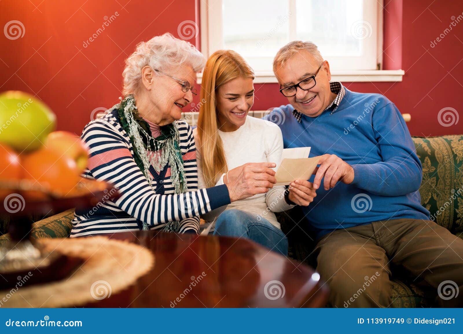 I visit my granny next week. Время проведения с бабушкой. Девочка навещает дедушку. Как провести время с бабушкой.
