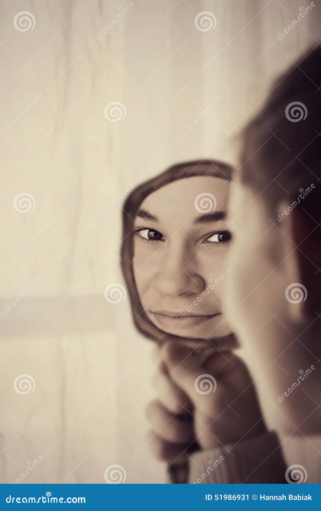 A Menina Bonita Olha Em Um Espelho Em Um Banheiro Foto de Stock - Imagem de  cara, adulto: 13967092