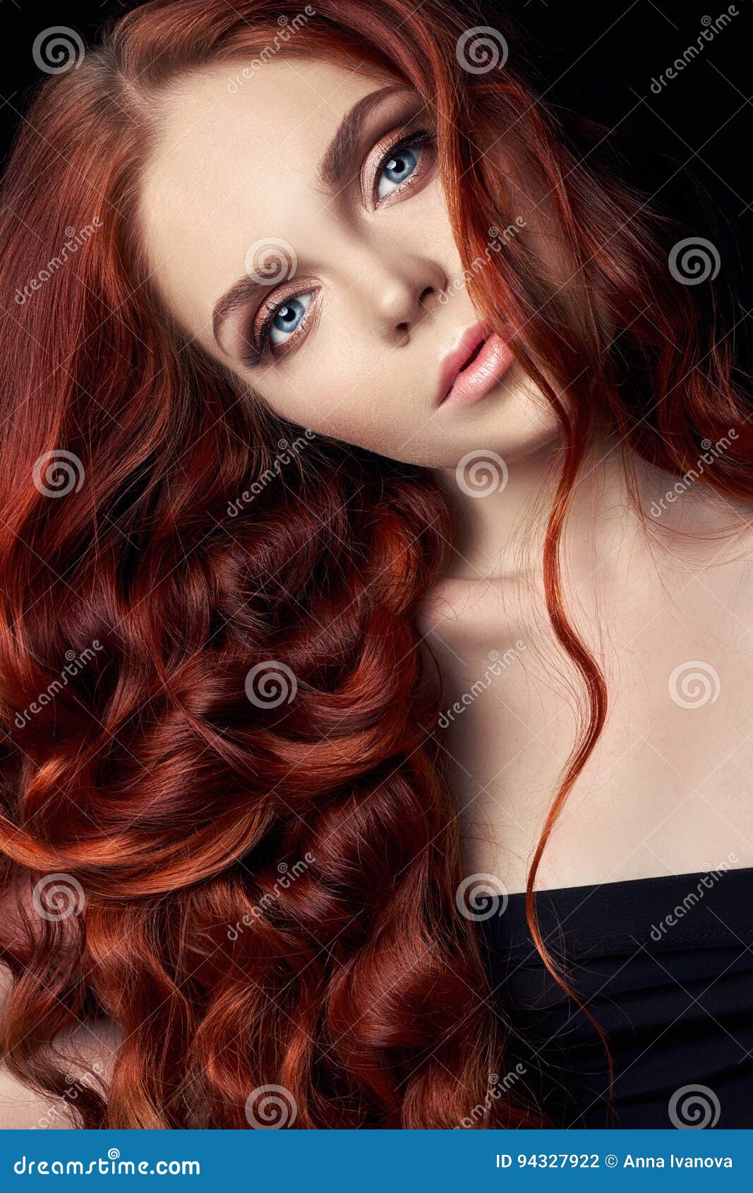 Menina Bonita sexy Do Ruivo Com Cabelo Longo Retrato Perfeito Da Mulher  No Fundo Preto Cabelo Lindo E Beleza Natural Dos Olhos Foto de Stock -  Imagem de forma, fêmea: 94327922