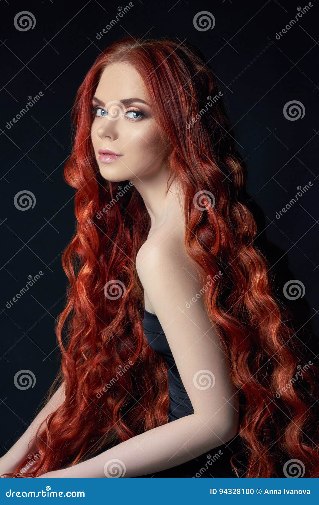 Menina Bonita sexy Do Ruivo Com Cabelo Longo Retrato Perfeito Da Mulher  No Fundo Preto Cabelo Lindo E Beleza Natural Dos Olhos Foto de Stock -  Imagem de senhora, beleza: 94328100