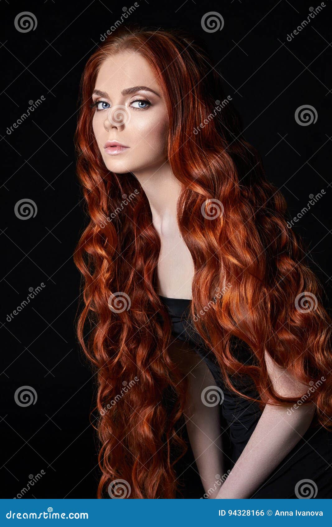 Menina Bonita sexy Do Ruivo Com Cabelo Longo Retrato Perfeito Da Mulher  No Fundo Preto Cabelo Lindo E Beleza Natural Dos Olhos Foto de Stock -  Imagem de luxo, facial: 94328166