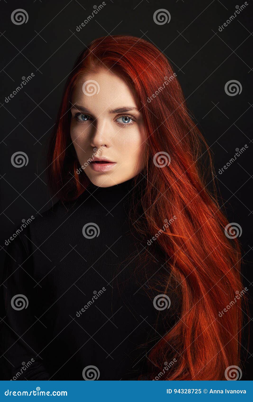 Menina Bonita sexy Do Ruivo Com Cabelo Longo Retrato Perfeito Da Mulher  No Fundo Preto Cabelo Lindo E Beleza Natural Dos Olhos Foto de Stock -  Imagem de forma, fêmea: 94327922