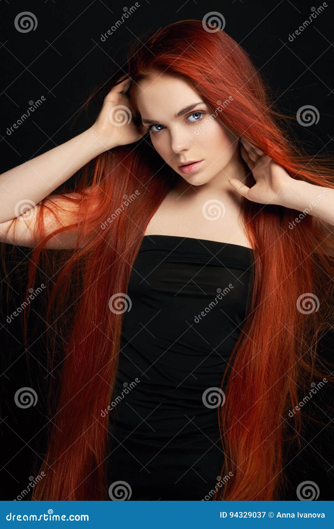 Menina Bonita sexy Do Ruivo Com Cabelo Longo Retrato Perfeito Da Mulher  No Fundo Preto Cabelo Lindo E Beleza Natural Dos Olhos Foto de Stock -  Imagem de forma, fêmea: 94327922