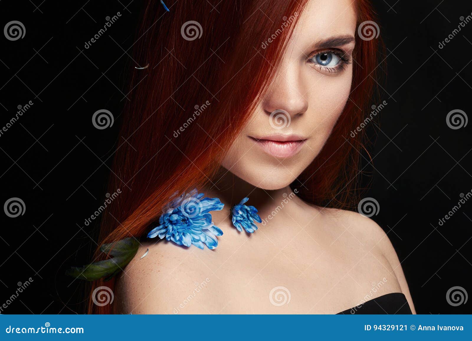 Menina Bonita sexy Do Ruivo Com Cabelo Longo Retrato Perfeito Da Mulher  No Fundo Preto Cabelo Lindo E Beleza Natural Dos Olhos Imagem de Stock -  Imagem de longo, fechamento: 94329037