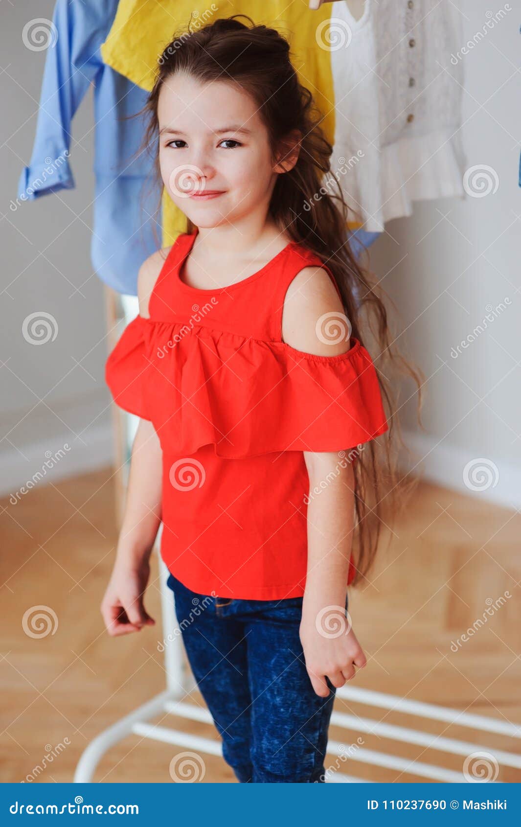 Roupa De Menina Pequena De Moda Bonita Como A Mãe. Menina Com Chapéu  Grande, Vestido Grande E Sapatos Grandes. Moda Menina Maquiagem. Moda Jovem  Menina Espelho Na Mão. Criança Menina Criança Jogo