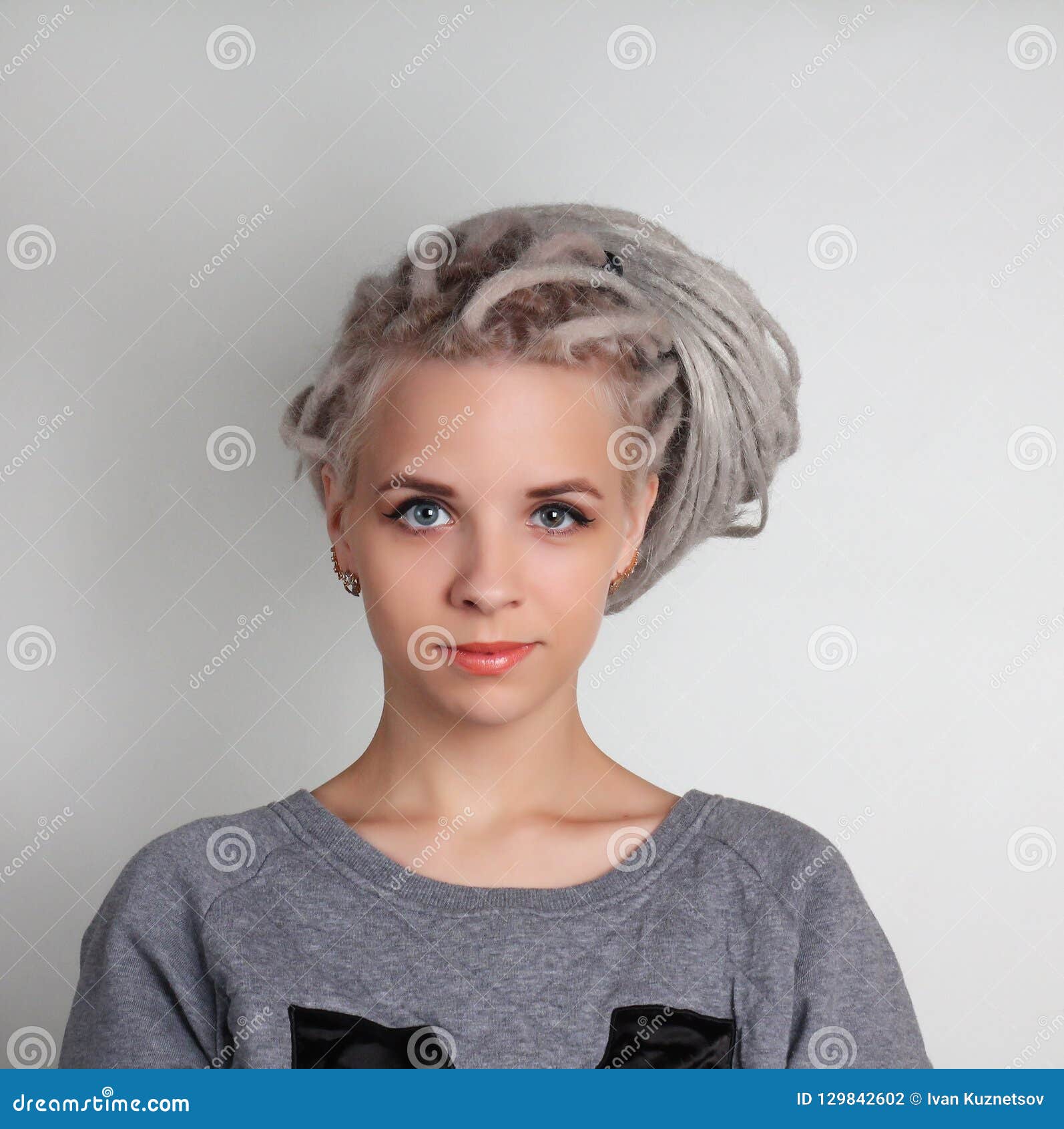 Menina Branca Com Dreadlocks E Olhos Azuis Foto de Stock - Imagem de pouco,  alegria: 129842602, image size:1594x1690