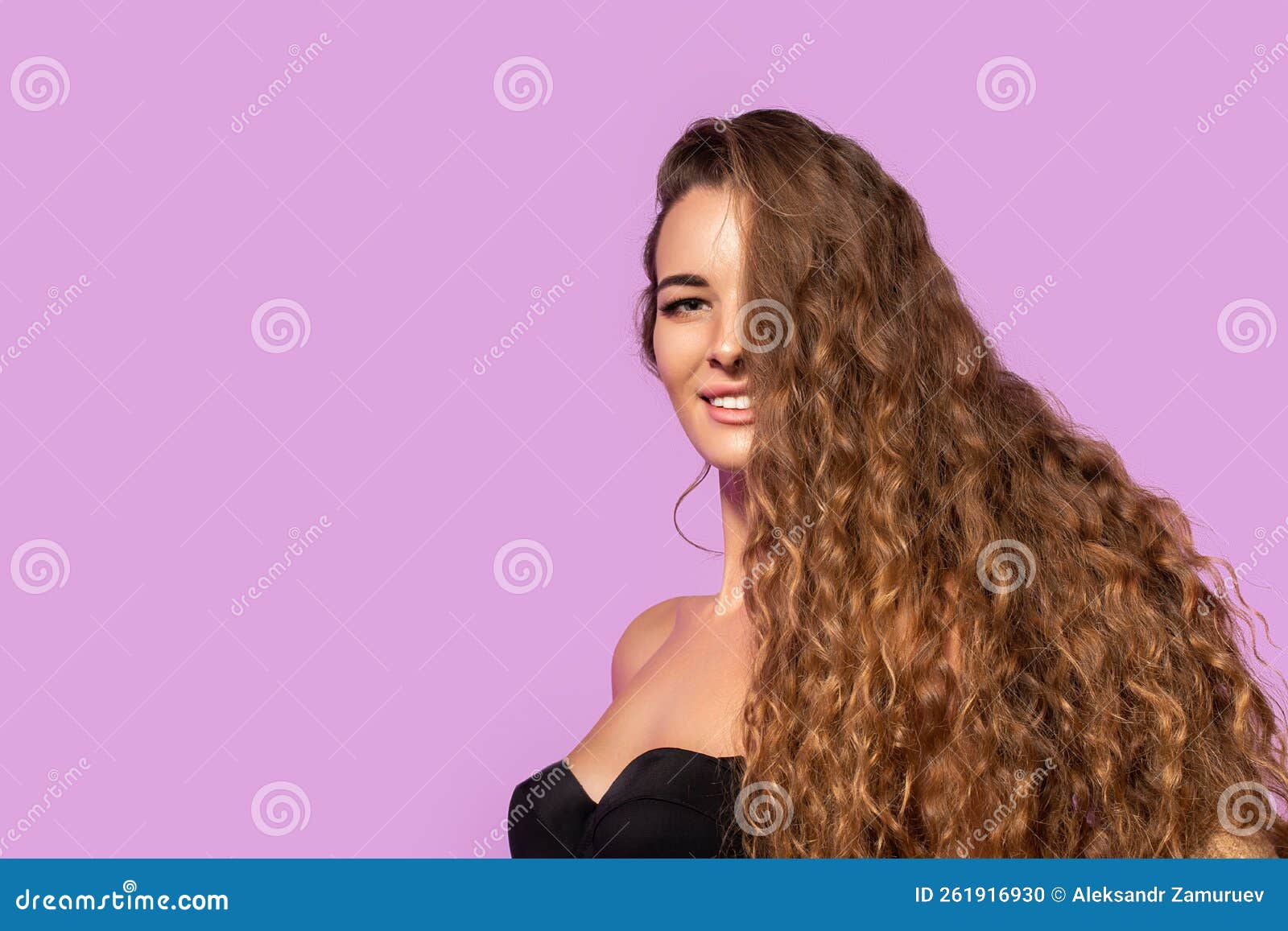 Cabelo. linda garota com cabelo longo ondulado e brilhante. mulher