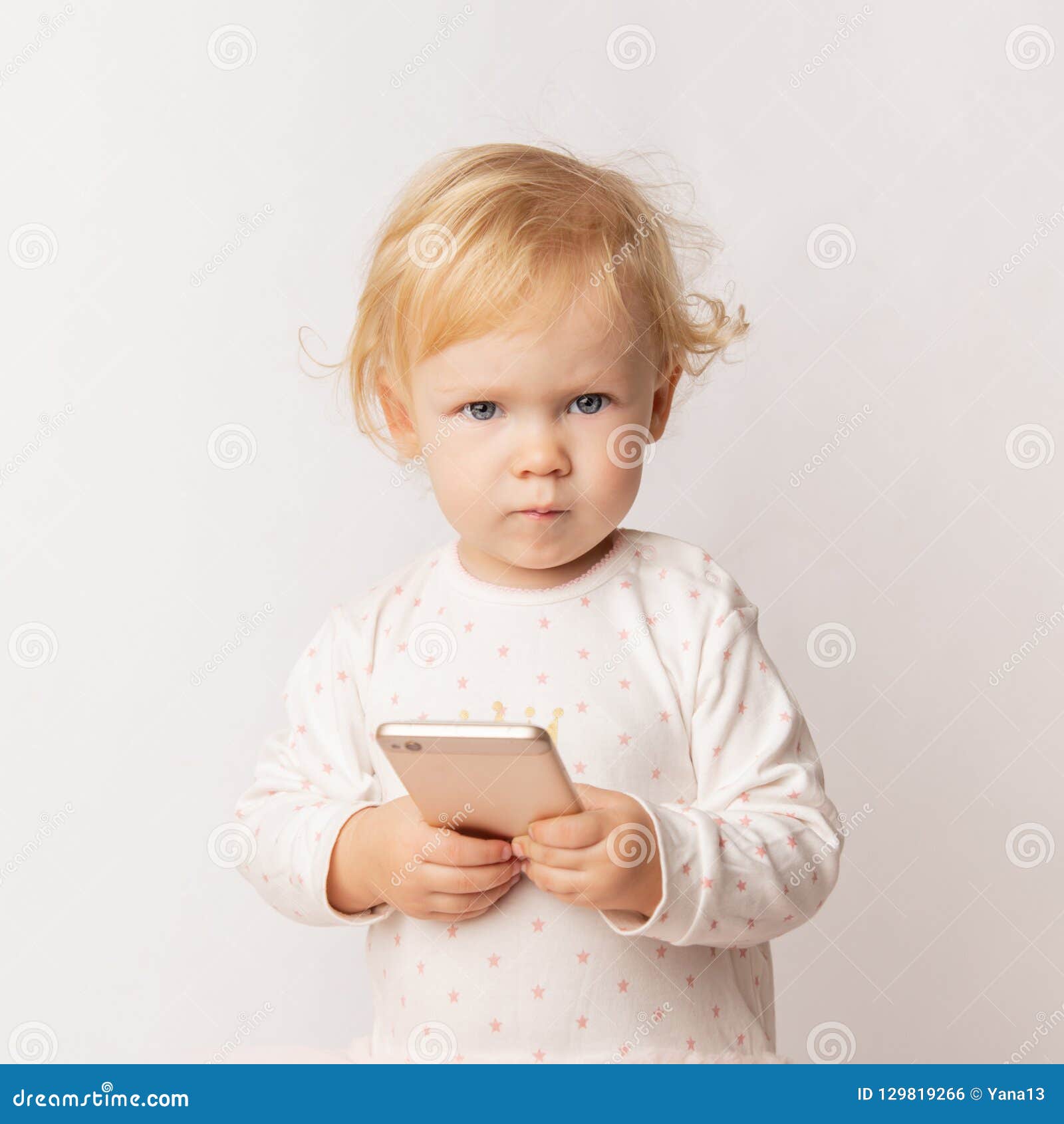 Menina Caucasiano Engraçada Que Sente Irritada Como Perdeu O Jogo Criança  Fêmea Louca Que Desagrada O Olhar Devido à Baixa Bateri Foto de Stock -  Imagem de celular, ignorar: 129819266