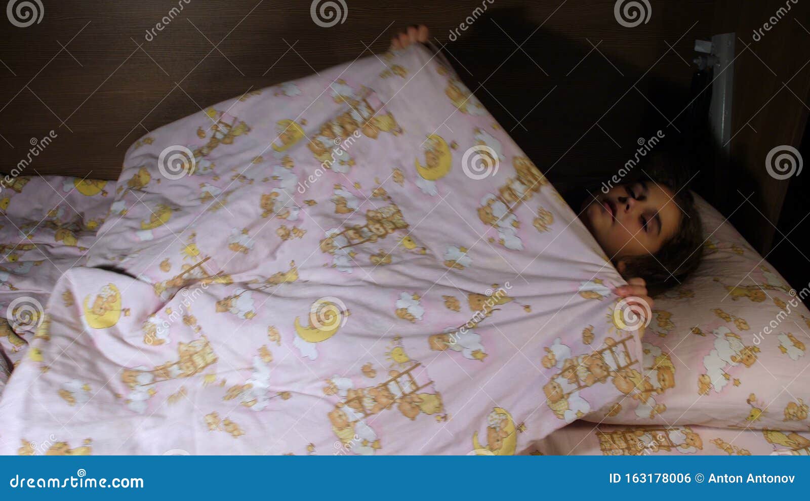 menina bonitinha arrumando a cama arrumando travesseiro e capa de