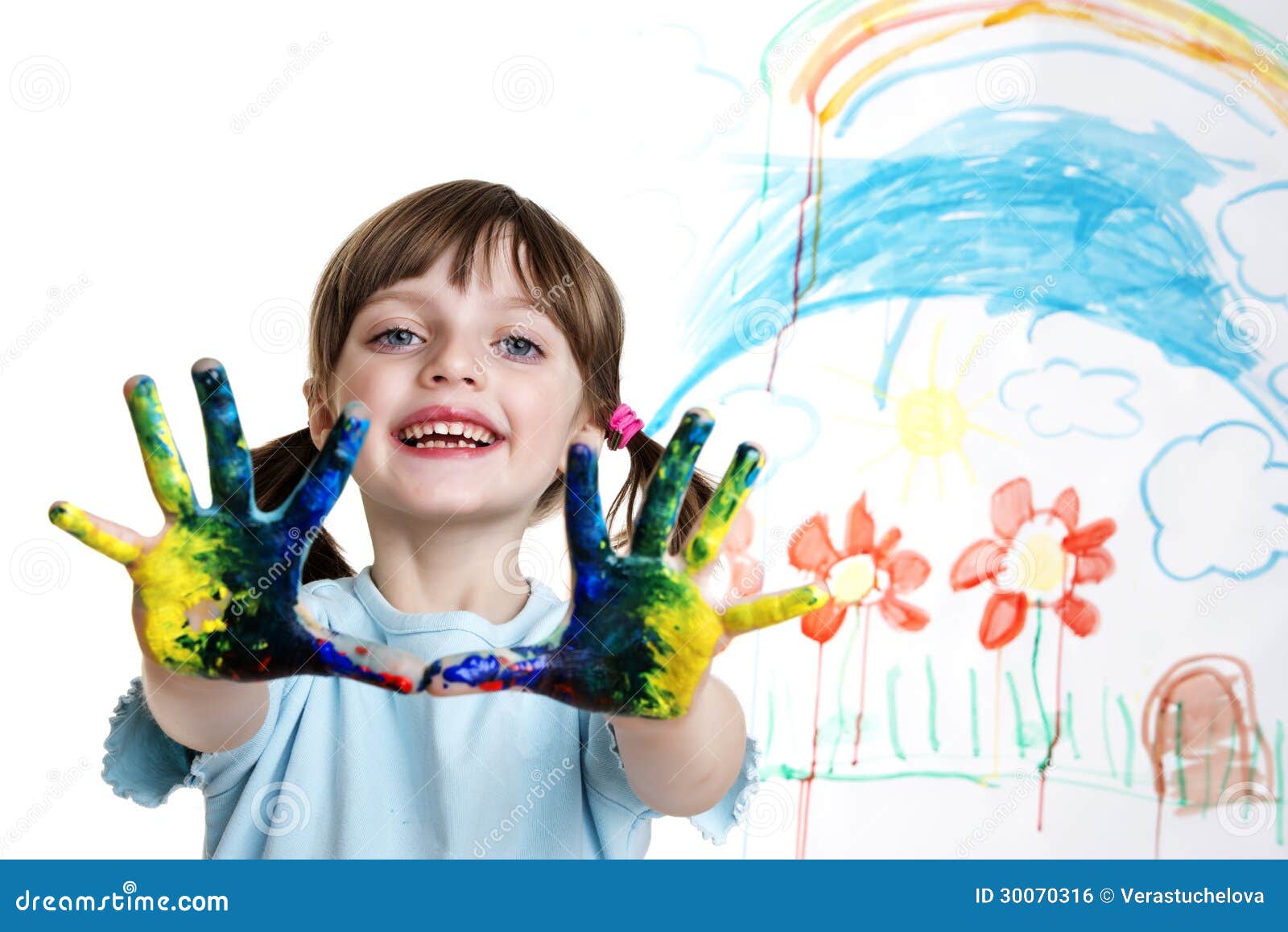 Caucasiana menina pintura com mãos coloridas pinta em casa