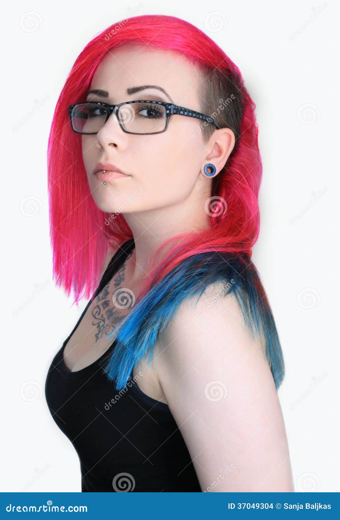 Retrato de um punk com cabelo colorido homem hipster com cabelo