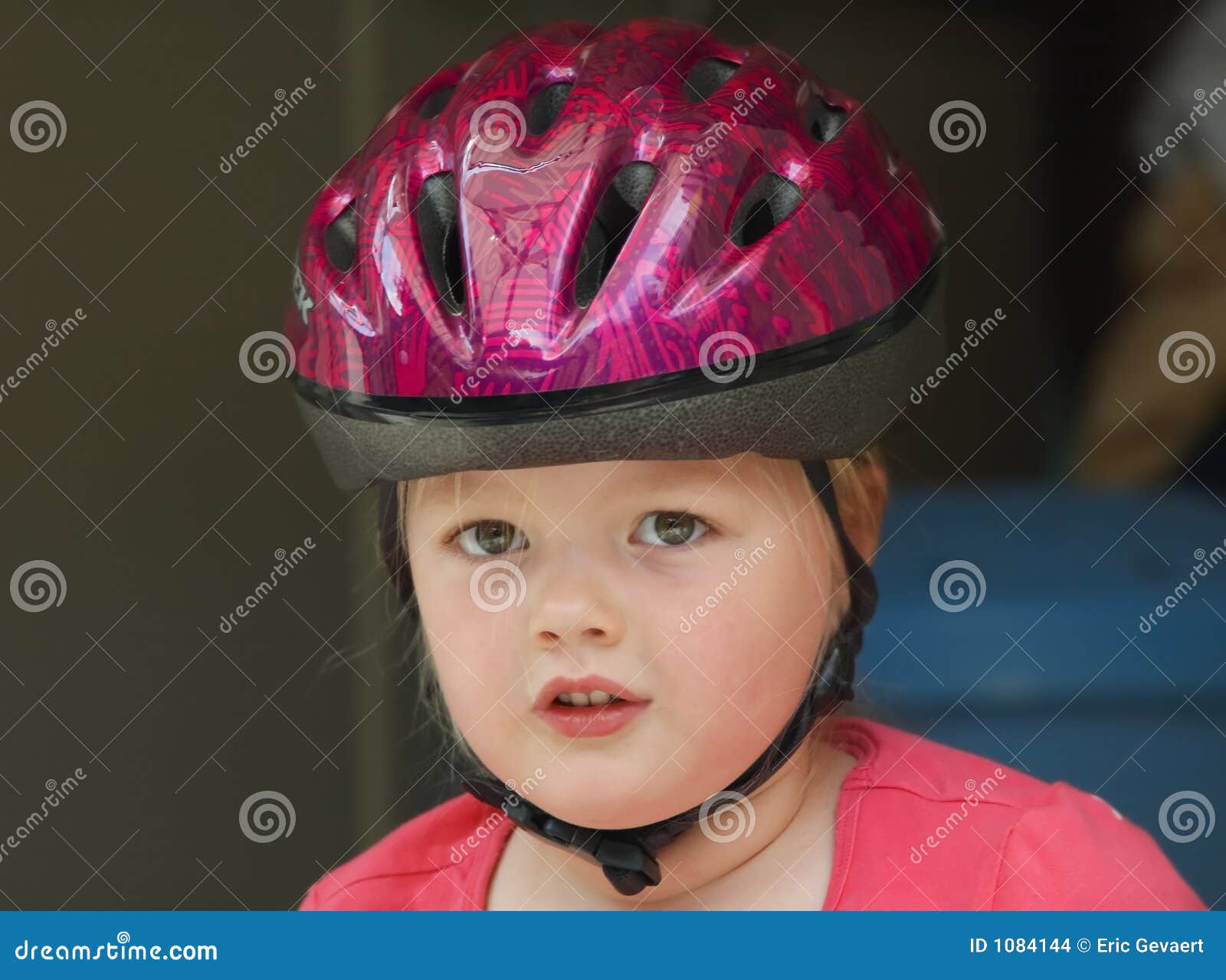 Menina com capacete da bicicleta. Menina bonito com capacete da bicicleta