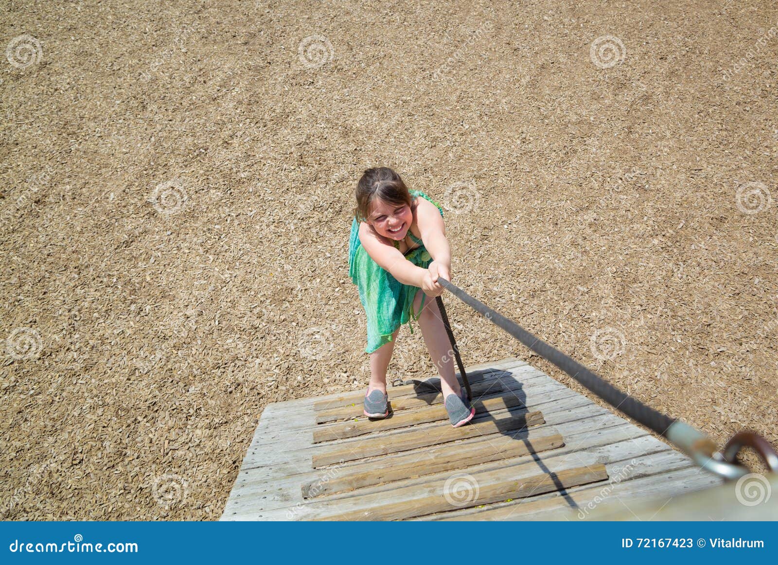 Menina Com O Jogo Engraçado Das Expressões Da Cara, Escalando Acima No  Escadas De Madeira Imagem de Stock - Imagem de pano, humano: 72167423