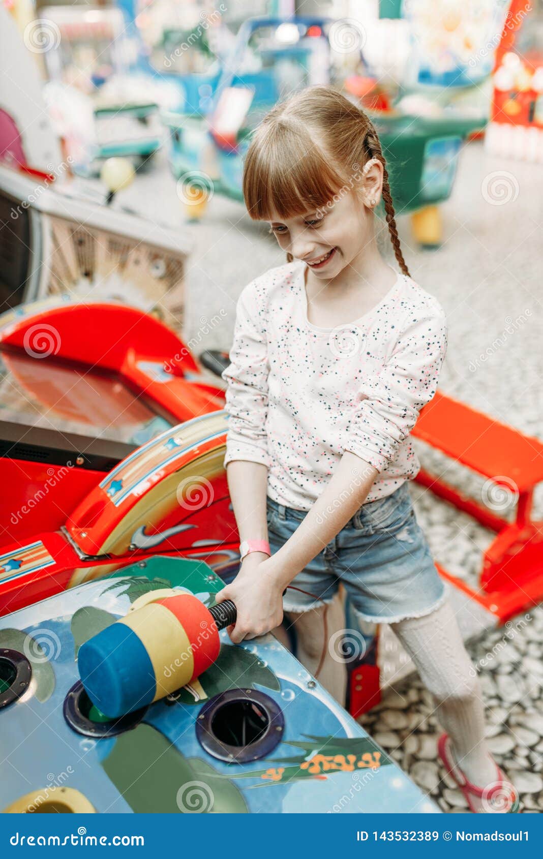 Menina Com Uma Máquina De Jogo Dos Jogos Do Martelo Imagem de Stock -  Imagem de povos, fêmea: 143532389