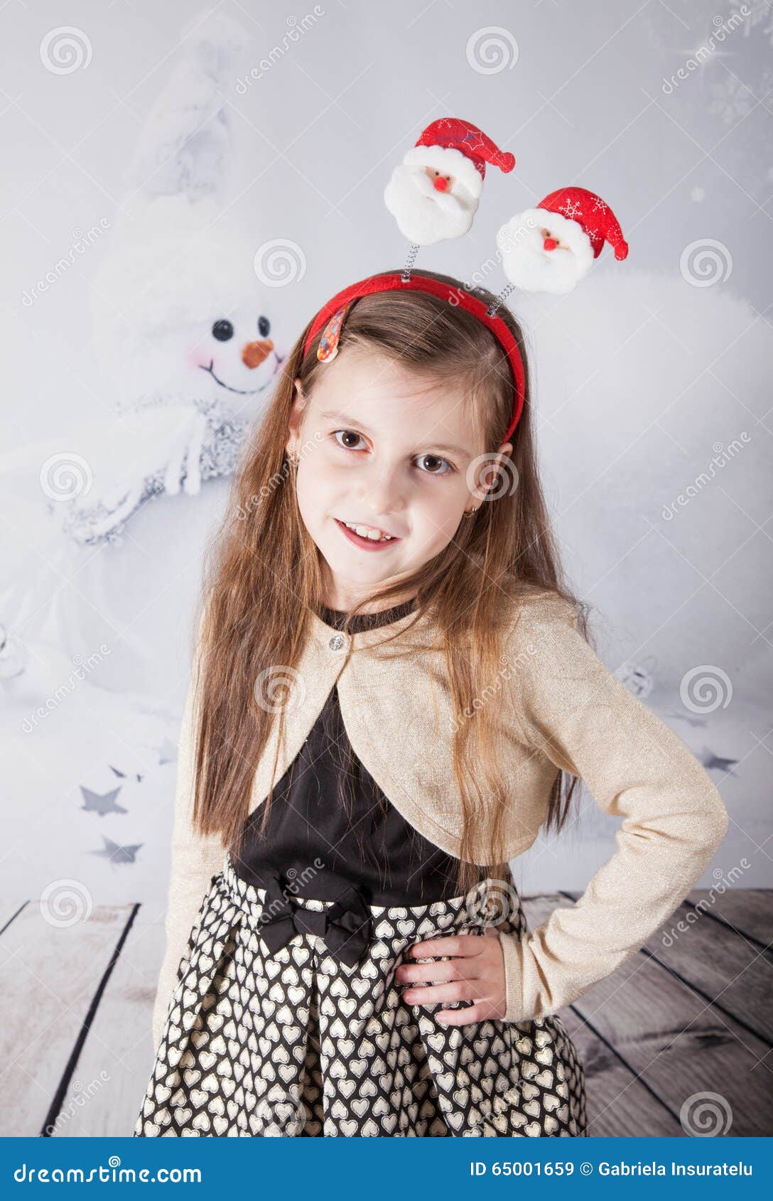 Menina Da Criança De 8 Anos, Retrato Do Natal Imagem de Stock - Imagem de  alegria, morena: 65001659