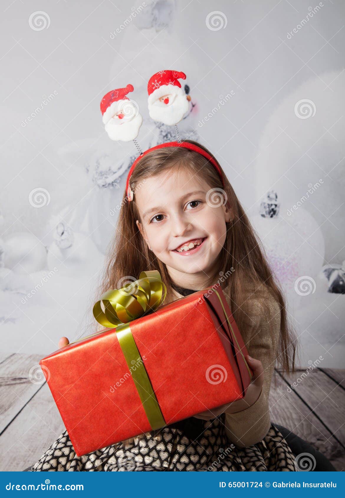 Menina Da Criança De 8 Anos, Retrato Do Natal Foto de Stock - Imagem de  morena, feriado: 65001724